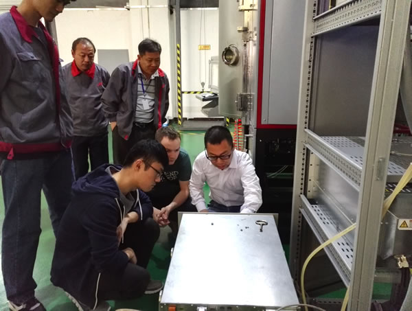 霍廷格工程師現(xiàn)場指導(dǎo)HIPIMS電源在真空離子鍍膜機(jī)的結(jié)合測試